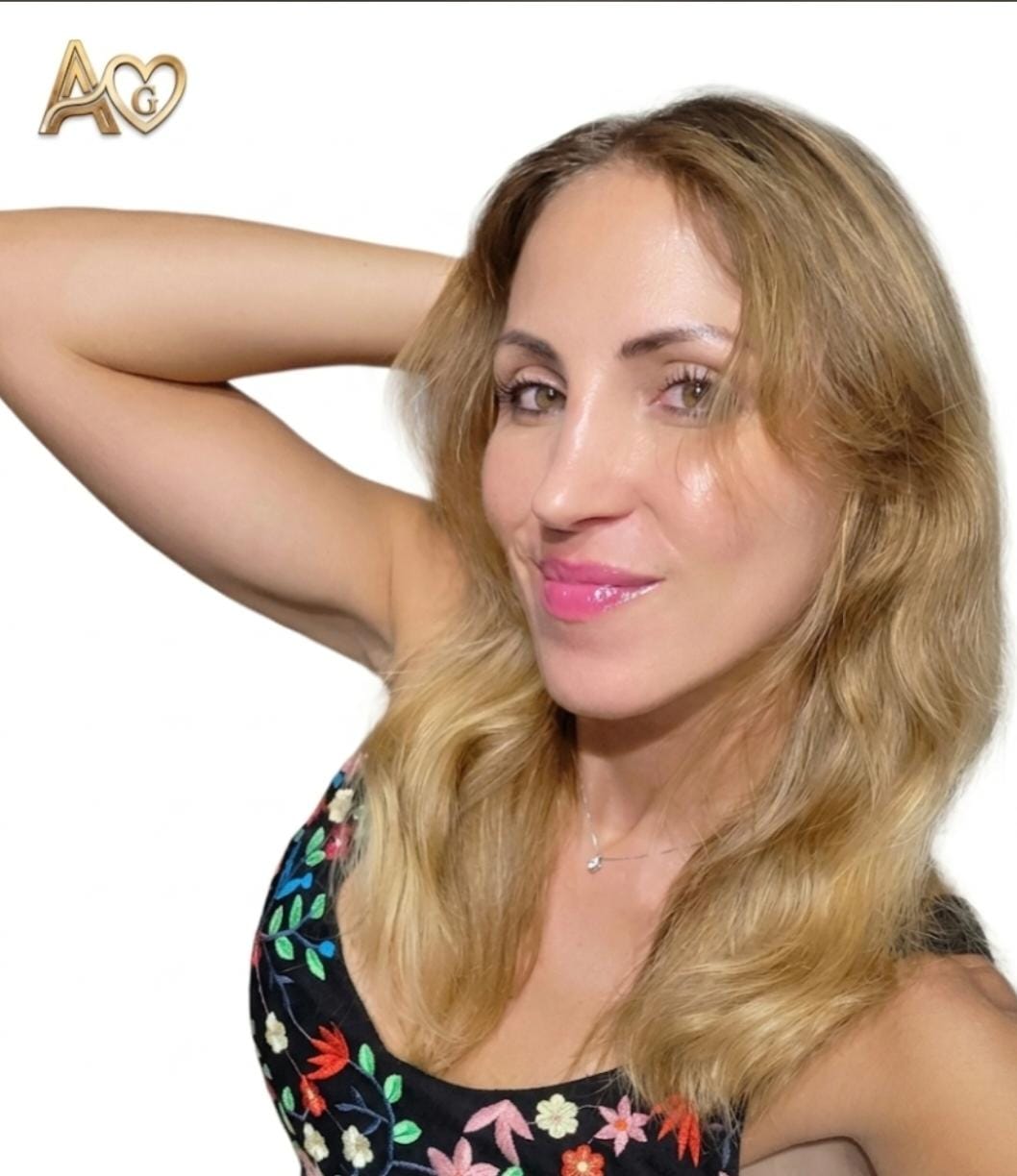 Fotografía profesional de Antonia Mora con gesto sereno en un entorno elegante