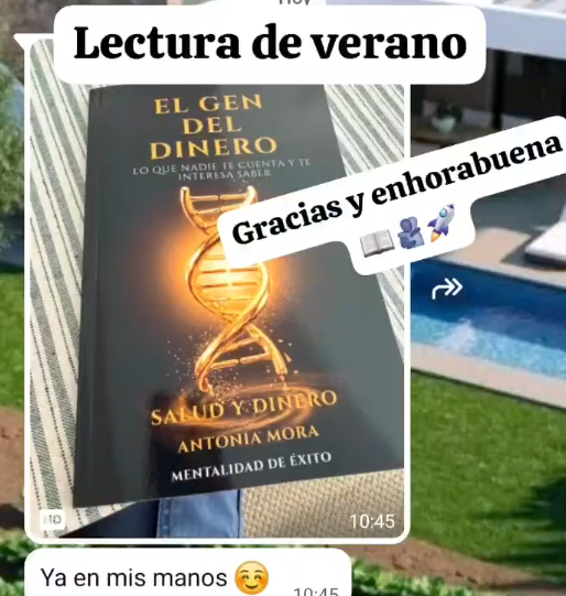 Persona leyendo un libro en una butaca clara con luz natural