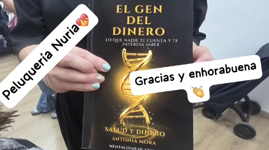 Lectora sosteniendo un libro en un salón luminoso con ambiente elegante